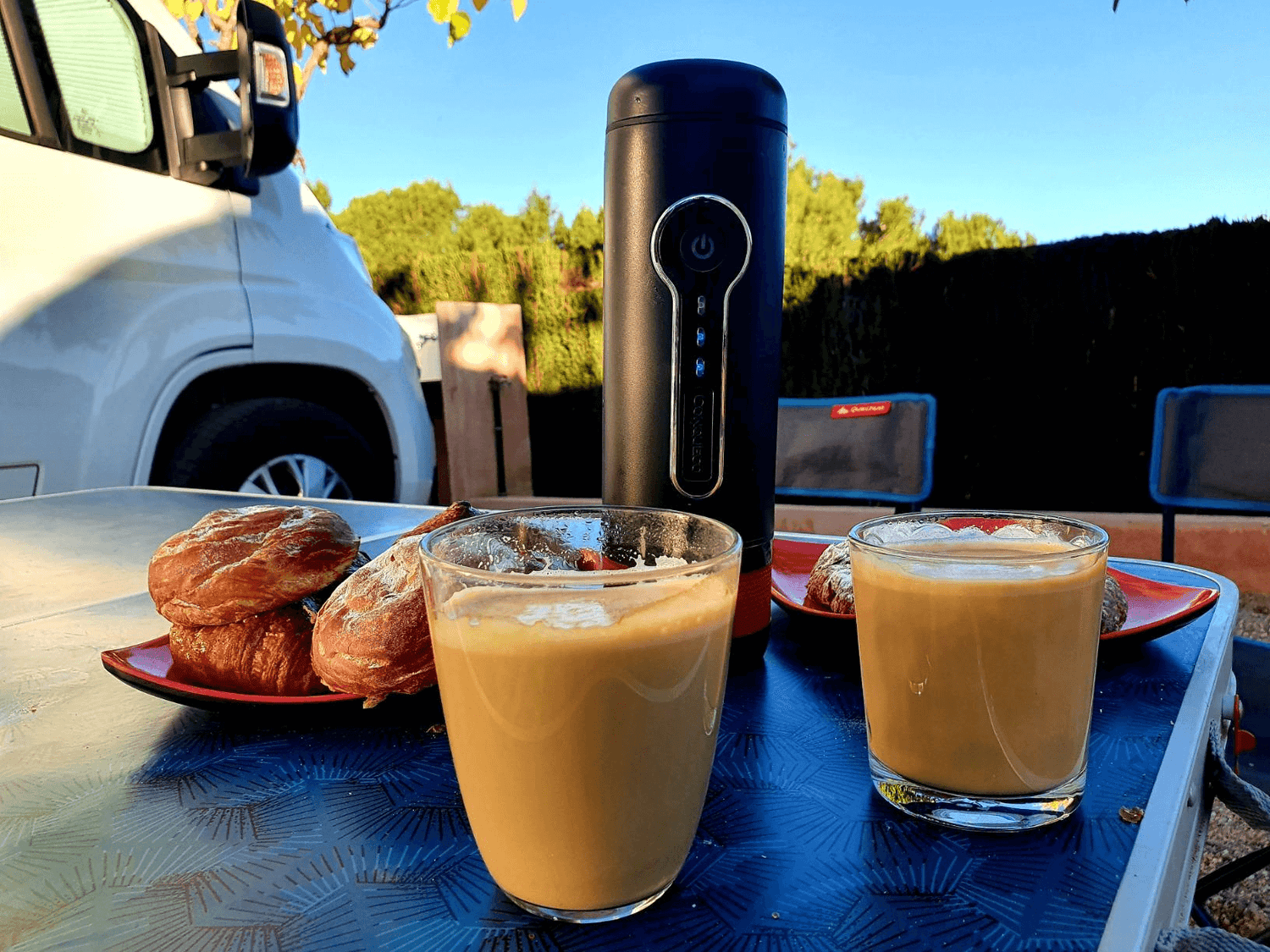 On-the-Go Coffee Hacks: Getting a Perfect Cup of Crema with Your Portable Coffee Machine for Travel"