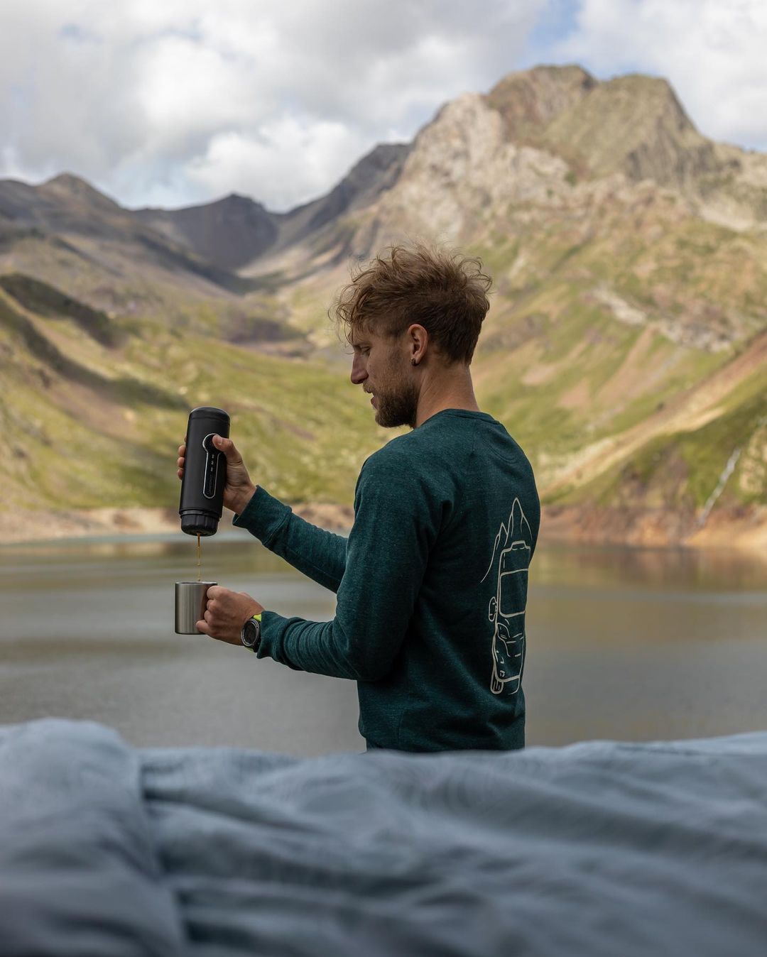 Conqueco portable and lightweight Espresso Maker is perfect for anyone on the go. It is designed to fit easily in a cup holder or a bottle holder in a backpack, so you can take it with you on your next outdoor adventure! 