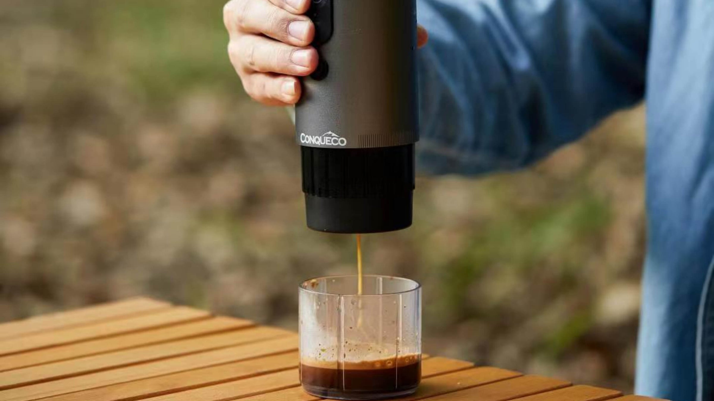 This travel coffee maker works with ground coffee and coffee capsules (Illy, Lavazza, Kimbo, Cafe Royal, L'OR, Jacobs, and Nespresso).